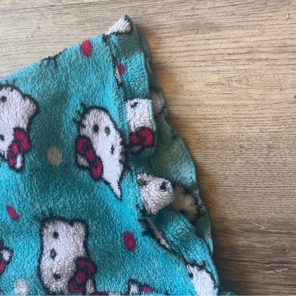 Hello Kitty pajama bundle with Robe, Slippers and Fleece PJ sleeping shorts - Picture 2 of 12